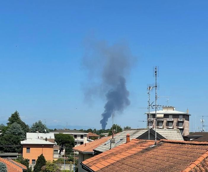 Incendio in una ditta di cosmetici a Rescaldina, soccorsa una persona. «Chiudete le finestre, non recatevi in zona»