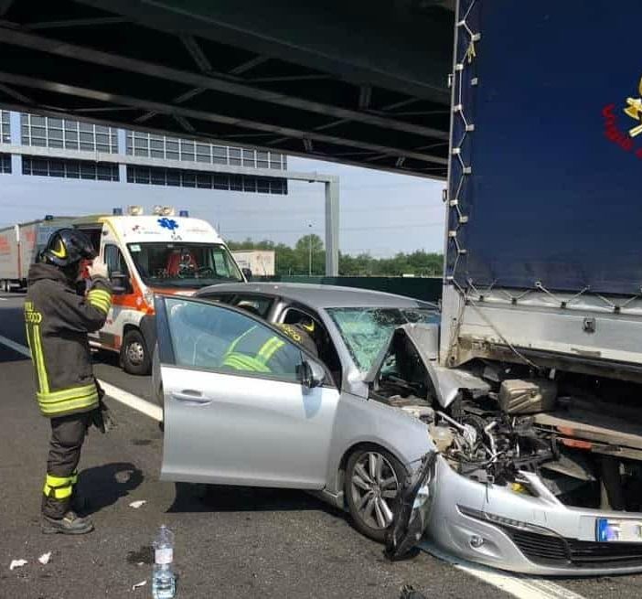 Incidente nella notte lungo la Milano-Brescia: tre feriti
