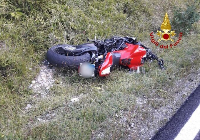 Travolge un cervo e cade dalla moto, muore nel Sud Sardegna un centauro milanese