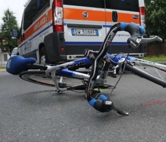 Borgo San Siro: cade dalla bici sulla provinciale 206, 50enne trasportato in codice giallo al civile