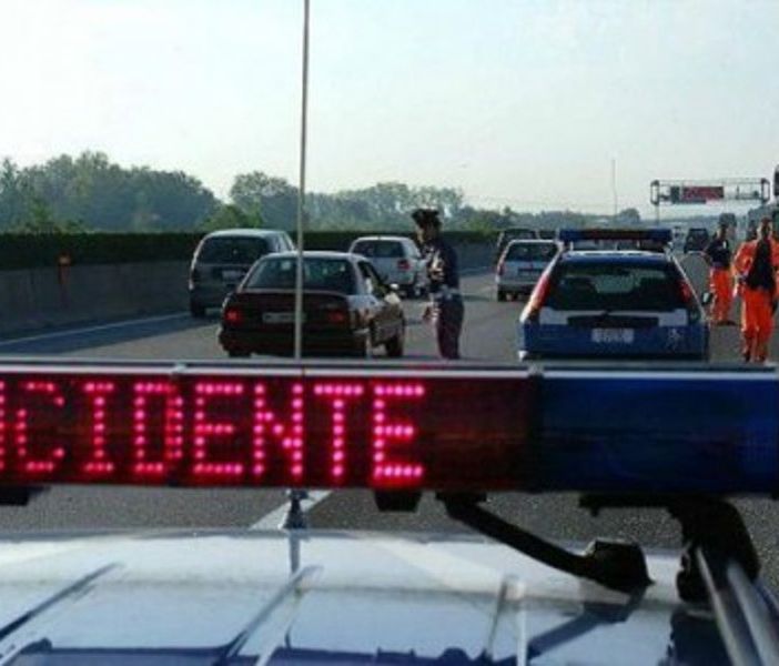 Auto si ribalta lungo la diramazione A8-A26 a Besnate: due feriti