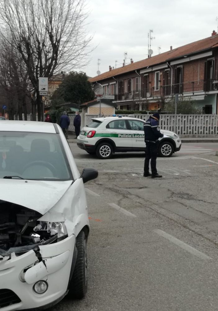 Vigevano: scontro tra auto in viale della Libertà, quattro feriti