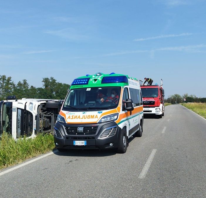San Martino Siccomario: si ribalta con il camion, illeso un 35enne