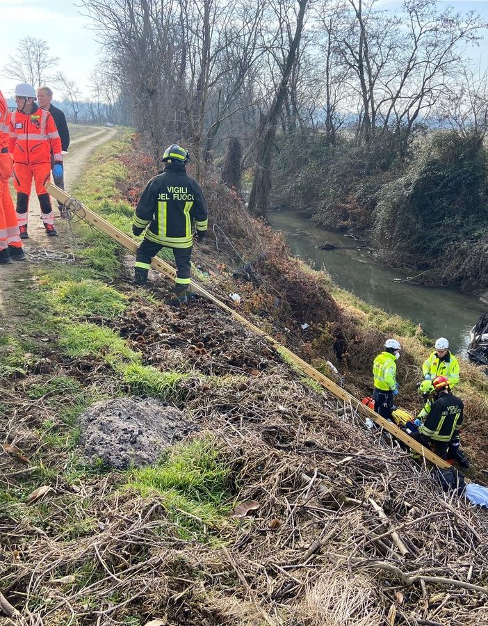 Zeme: si ribalta con l'auto in un fosso sulla 596dir, 56enne elitrasportato al San Matteo di Pavia