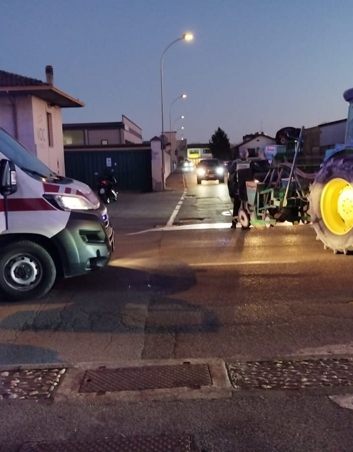 San Martino Siccomario: scontro tra moto e trattore in via Roma, ferito un 18enne