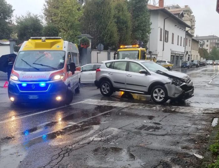 Scontro all’incrocio di via Mentana a Magenta: auto finisce sulla piazzola del mercatino della frutta