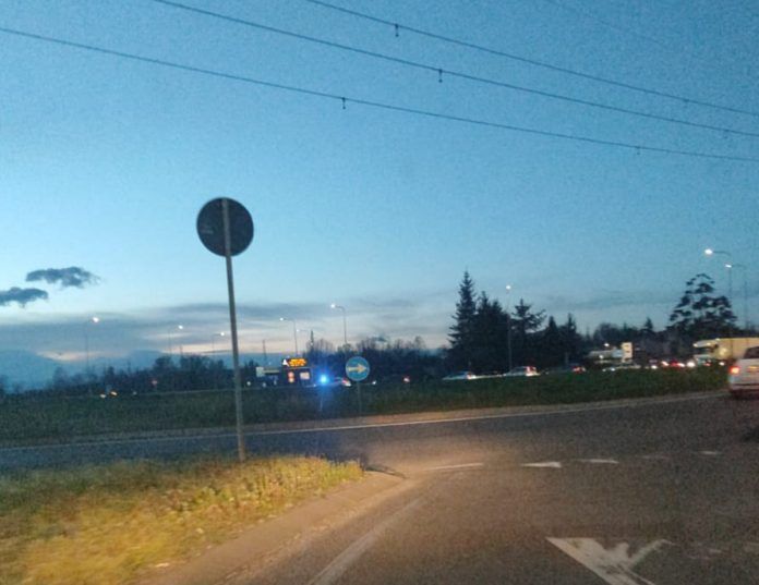 Scontro alla rotonda dello svincolo di Mesero per Malpensa: feriti due motociclisti