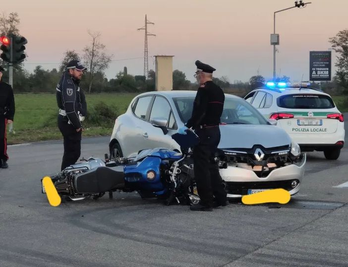 Scontro auto-moto a Inveruno sulla provinciale per Mesero: 59enne trasferito al San Carlo