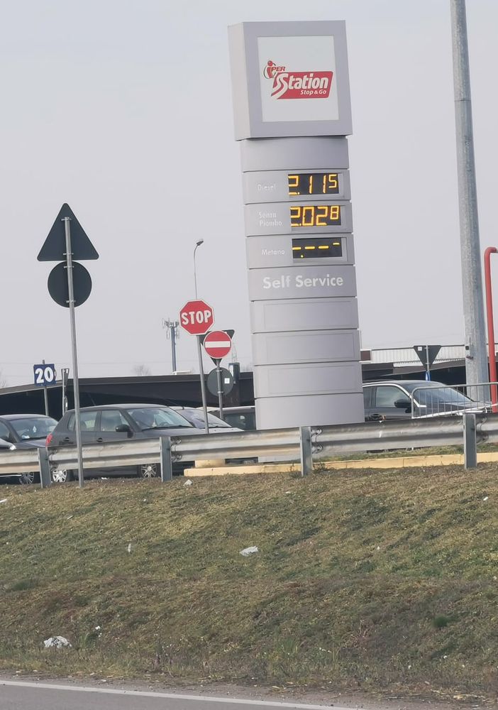 Magenta, la benzina meno cara... è all’Iper: serpentone di auto al self