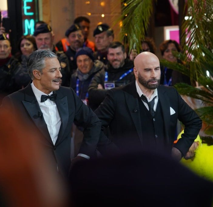 John Travolta a Sanremo 2024: da Grease al Ballo del qua qua, l'attore balla con Fiorello e Amadeus