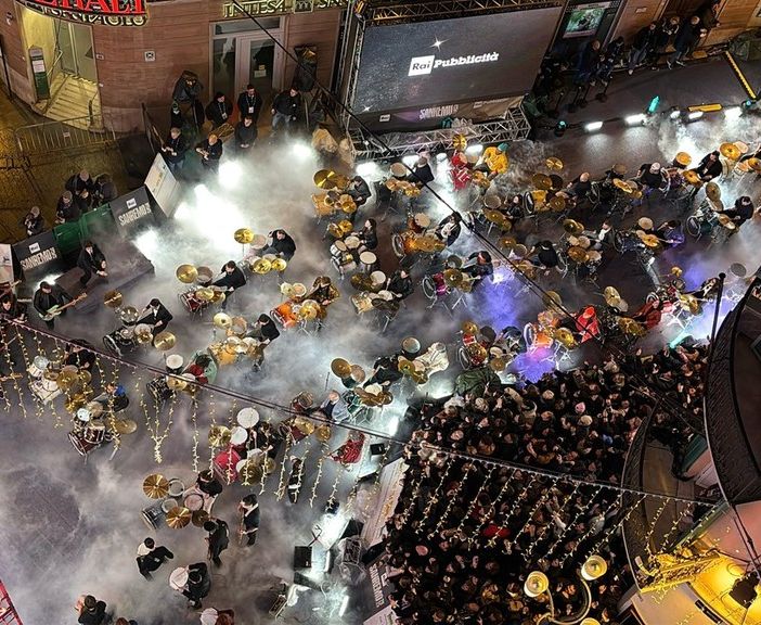 Sanremo 2025, Jovanotti infiamma corso Matteotti con i Rockin’1000 sulle note de l’Ombelico del mondo