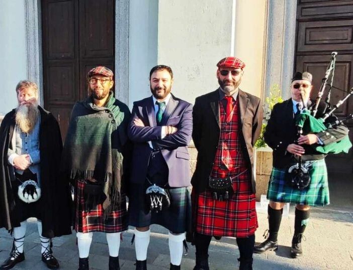 Matrimonio con kilt e cornamuse: non siamo nelle Highlands, ma a Robecco sul Naviglio…
