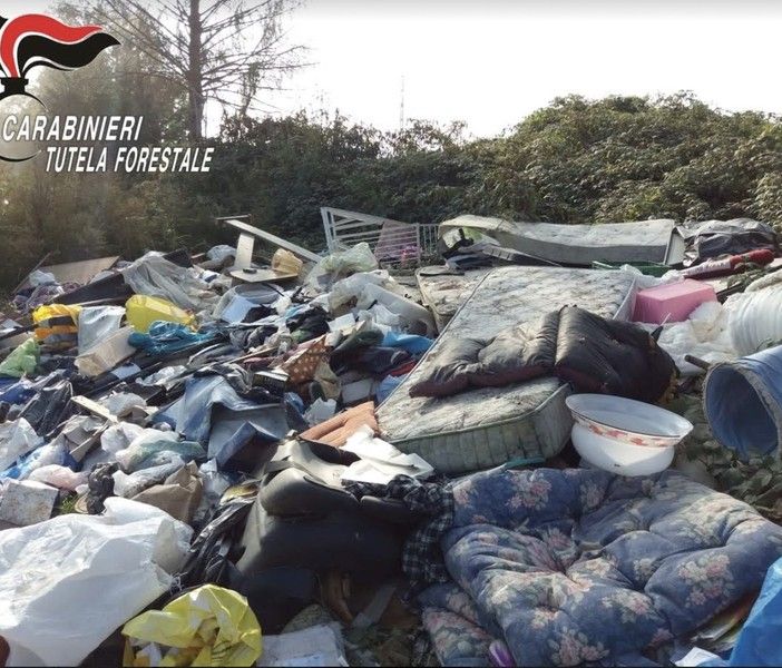 Denunciato uno &quot;Svuota cantine&quot; che abbandonava i rifiuti nei campi