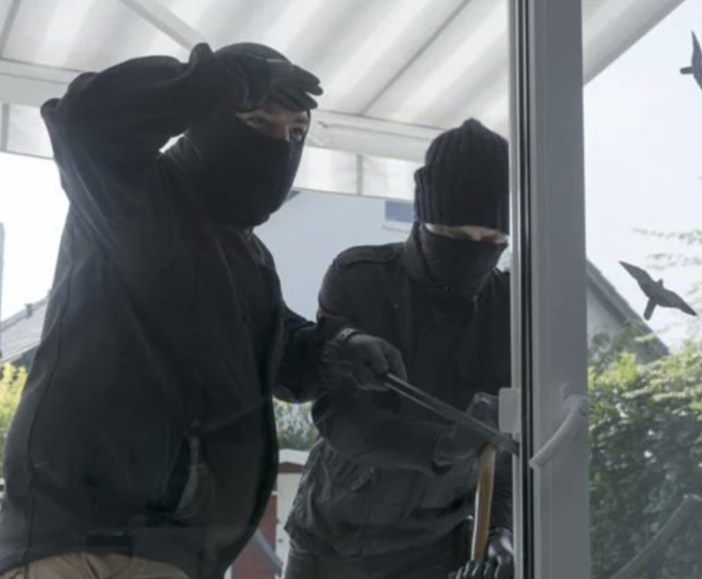 Furto in pieno giorno a Novara: ladri irrompono in un appartamento a Porta Mortara