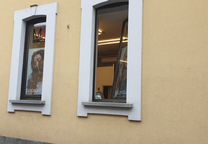 Ladri nella notte a Magenta: colpito il parrucchiere MG Hair Studio in via Santa Crescenzia