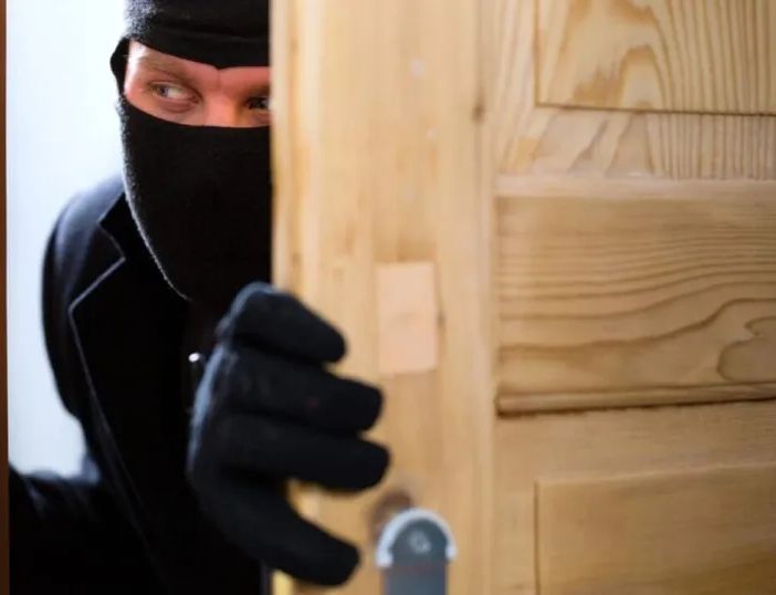 Garlasco: forzano la porta d'ingresso di un'abitazione e rubano gioielli in oro