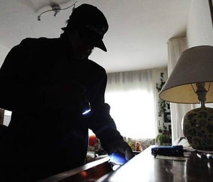 Villanova D'Ardenghi: spaccata in villa, ladri in fuga con gioielli in oro