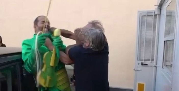 Un'immagine dell'aggresione a Max Laudadio (foto di striscialanotizia.mediaset.tv)