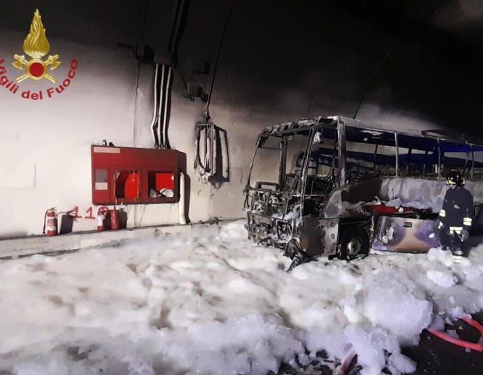 A Lecco gesto eroico dell’autista: mette in salvo 25 bambini dal bus che prende fuoco