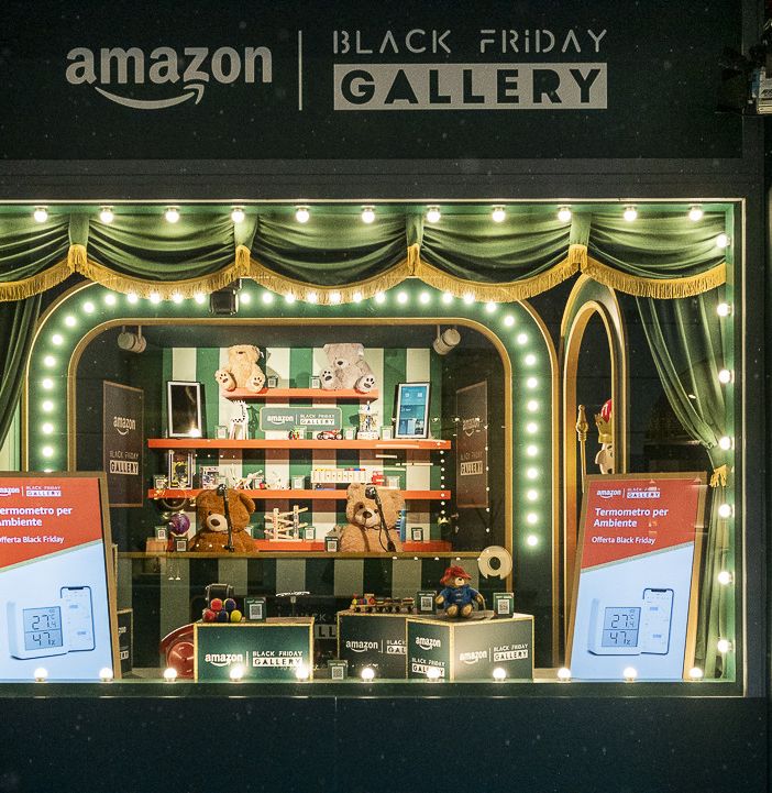 Milano, inaugurata la Black Friday Gallery di Amazon