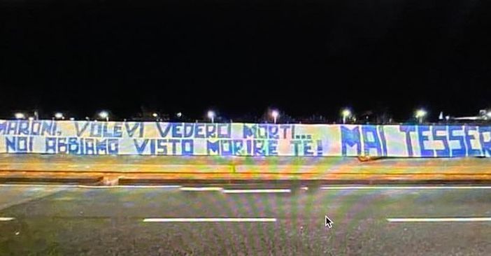 Alcuni ultrà del Napoli espongono un vergognoso striscione contro Maroni