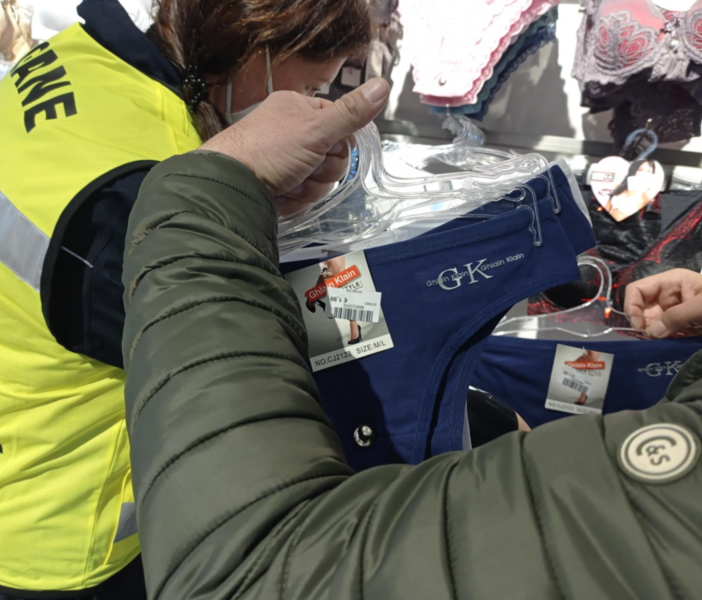 Biancheria intima dal marchio contraffatto: sequestrati 170 capi in un negozio di Vercelli