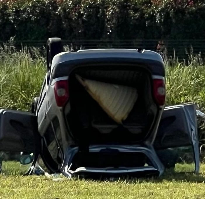 Magenta, auto ribaltata nel campo: arrivano i soccorsi, ma all’interno non c’è nessuno