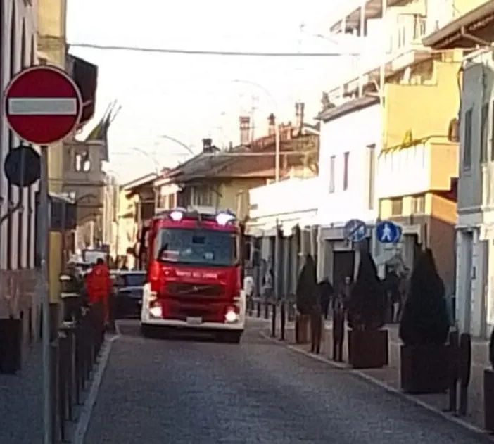 Magenta: bimba si chiude in casa, la mamma resta fuori. Liberata dai Vigili del Fuoco