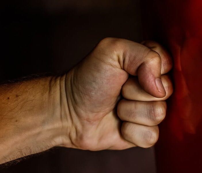 Abbiategrasso: minacce e percosse ai genitori per i soldi, padre denuncia il figlio
