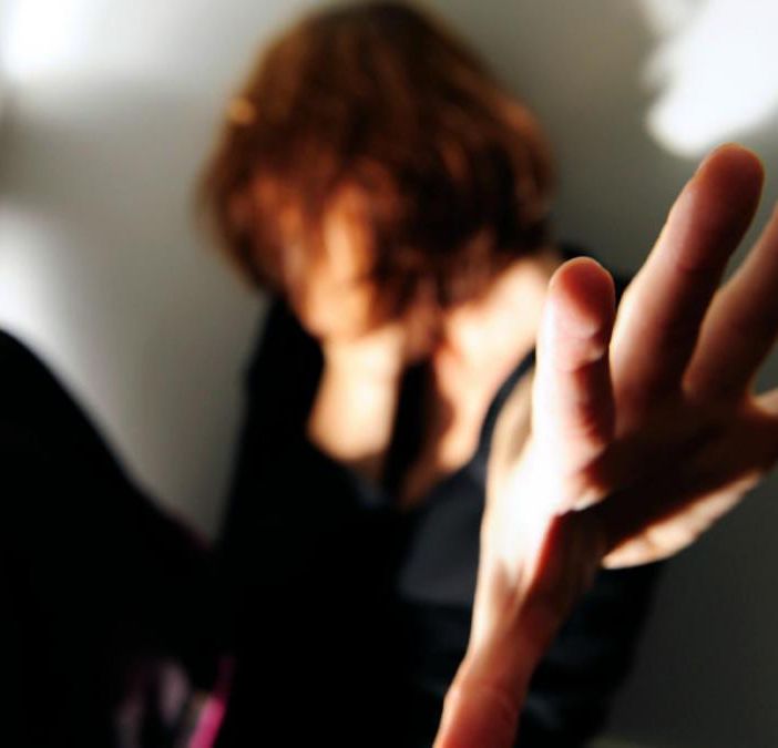 Robecco sul Naviglio: maltrattava e umiliava moglie e figli, 49enne a processo