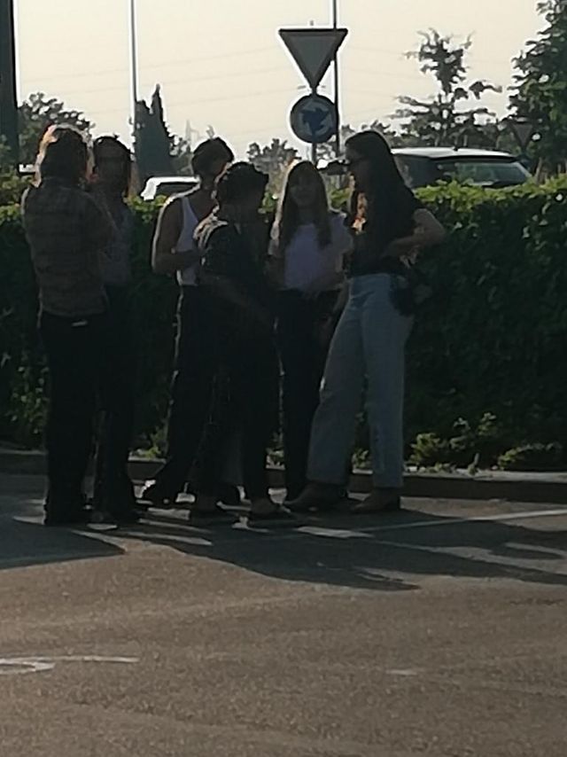 E alle 18.30 di un lunedì, nel parcheggio di Mc Donald’s a Magenta, ecco i Maneskin…