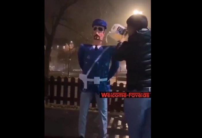 Manichino di poliziotto bruciato a Milano: denunciati padre e figlio
