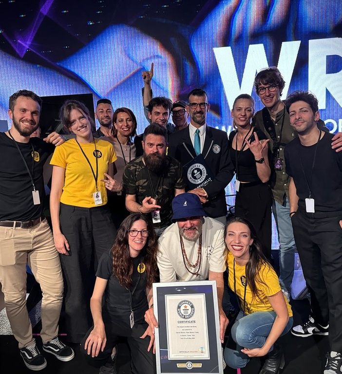 Mixa alla consolle per 244 ore 2 minuti e 16 secondi ed entra nel Guinnes World Record