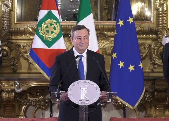 Più zone rosse locali, anche dei comuni limitrofi a quelli dove circolano le varianti. Sarà prorogato il divieto di spostamento tra regioni