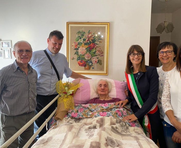 Boffalora sopra Ticino: grande festa per Mariuccia De Angeli che compie 100 anni, la visita del Sindaco Doniselli