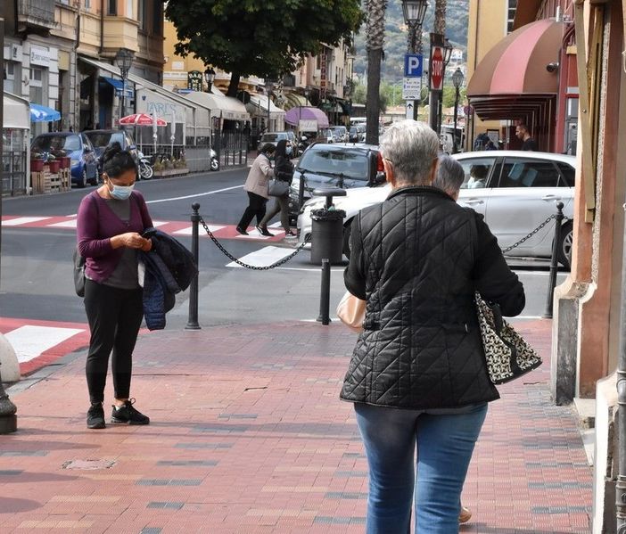 Mascherine, il Cts dà il via libera per toglierle all'aperto, l'ipotesi è dal 28 giugno