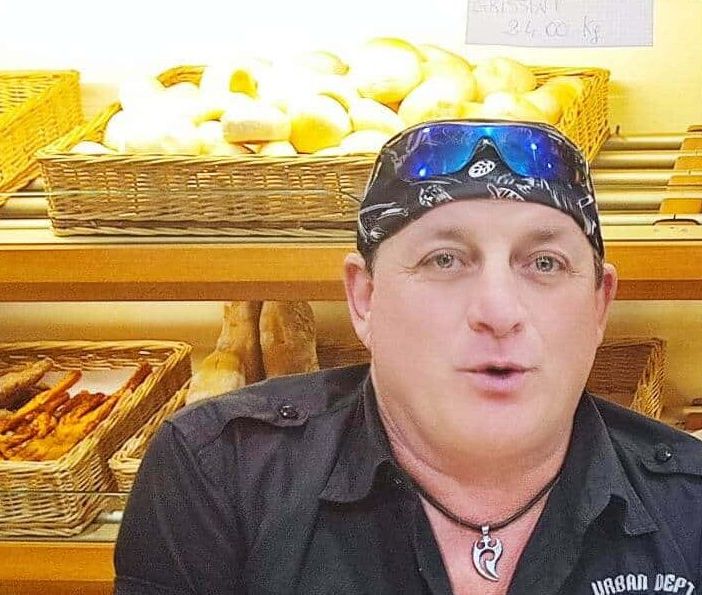 Bandana, maieta, culsunit (o fuseaux), sciavatt: Mauro Contini da Robecco è partito col suo trattore, direzione Cielo