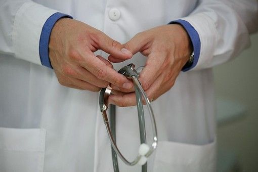 Busto, la palpeggia e le fotografa le parti intime durante una visita: medico arrestato per violenza sessuale