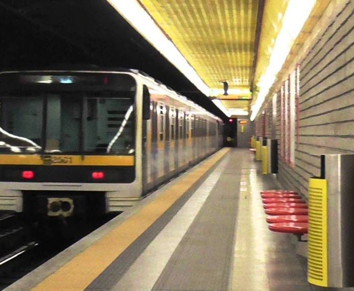Milano, 29enne cerca di spingere ragazza sotto la metro: arrestata