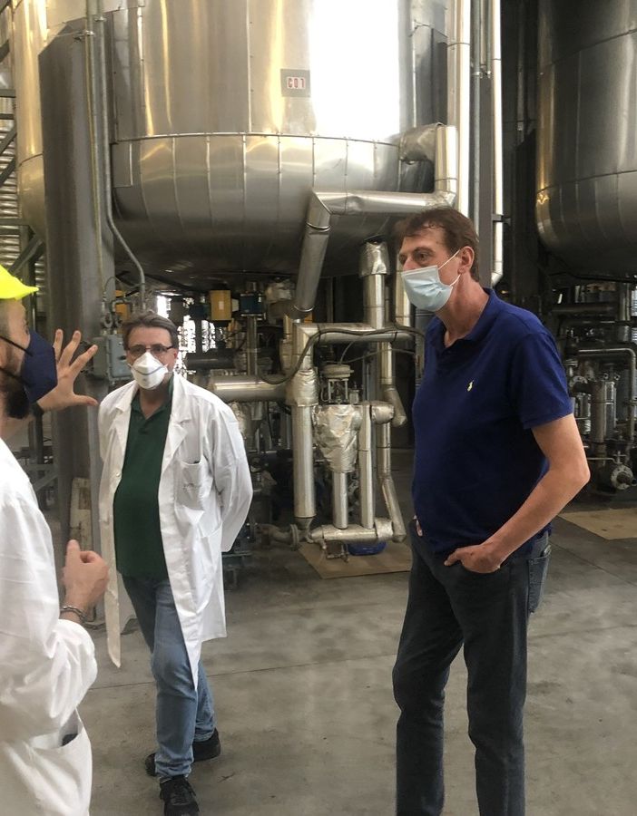 Parona, Milesi per le eccellenze sportive: Walter Magnifico e Ario Costa visitano lo stabilimento