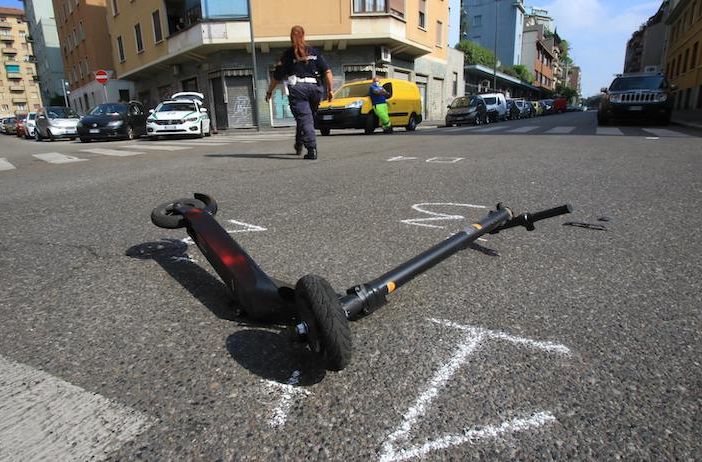 Milano: investe e uccide un uomo in monopattino e poi scappa