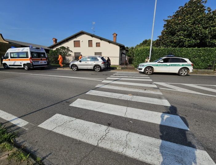Robecco sul Naviglio: auto contro monopattino alla rotonda, 17enne finisce al pronto soccorso