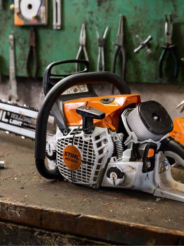 Novarese, pensionato si trancia piede con motosega e muore