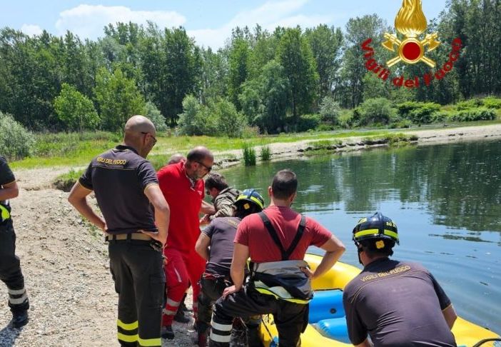 Escursionista bloccato su un isolotto del Ticino al Geraci di Motta Visconti, salvato dai Vigili del Fuoco