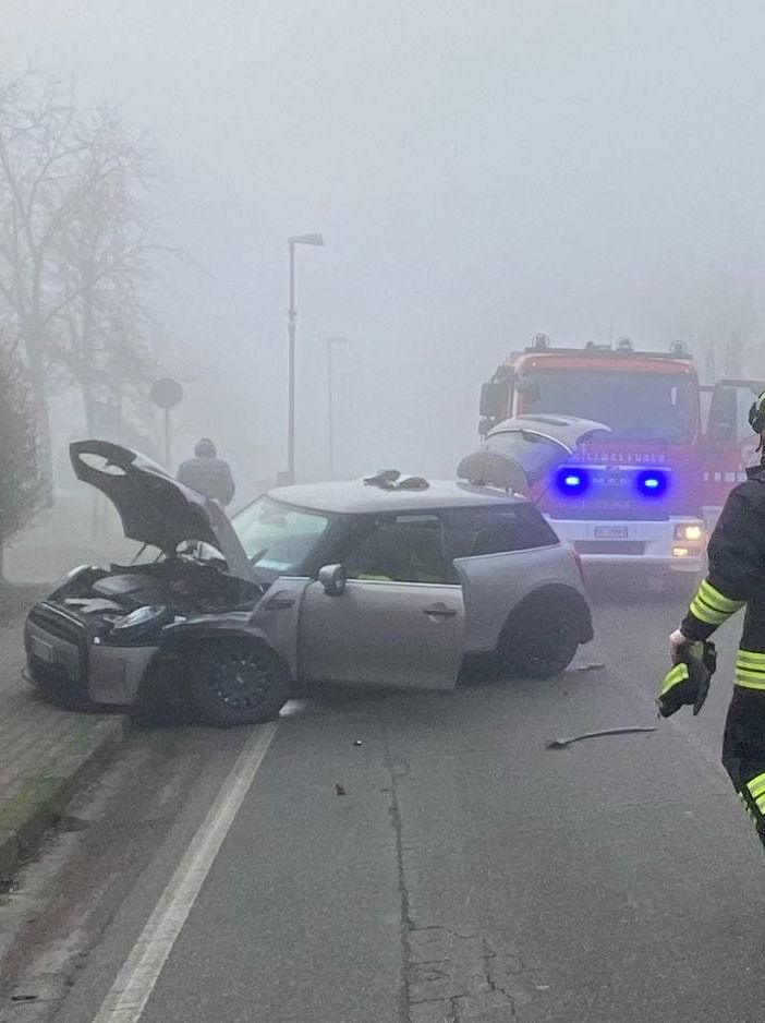 Pavese: frontale tra auto a Borgarello, ferite due donne