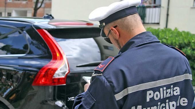 Saronno: tornano dal funerale e trovano le multe sulle auto