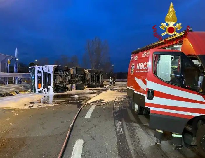 Camion contenente acetone si ribalta sulla tangenziale ovest a Rho