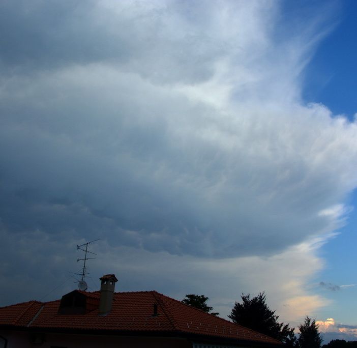 Due giorni di nuvole e deboli piogge, ma da giovedì vento e sole ci portano fino a dicembre