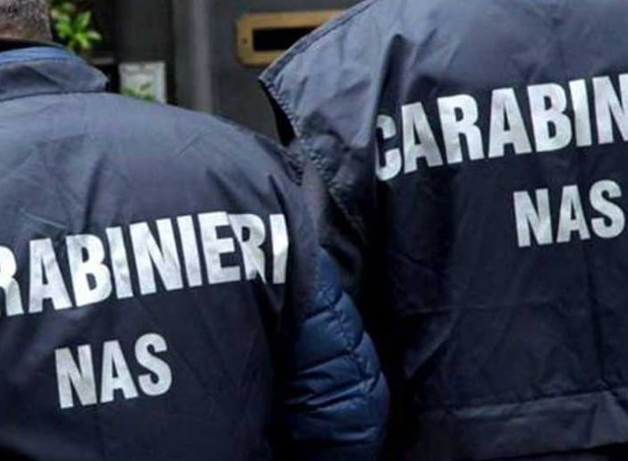 Vigevano: ispezione dei carabinieri in due esercizi commerciali del centro