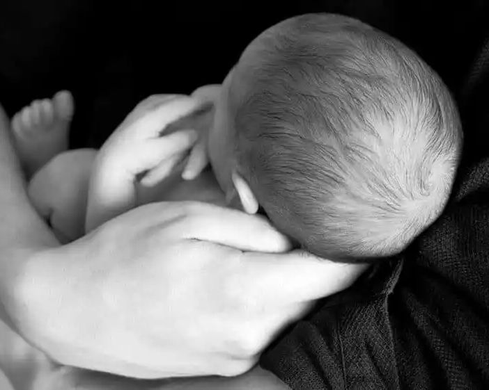 Milano, neonato abbandonato in androne di condominio